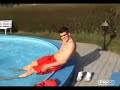 Siegurt schwimmt im Pool Siegurt schwimmt im Pool