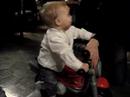 Ian krijgt een bromfiets van Mammy