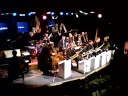 big band jazz terrassa
john dubuclet, direcci� musical i tromb�
trompetes:  matthew simon, dennis hern�ndez, jaime pe�a i dan posen
trombons: josep tro, enric mestre
tromb� baix: sergi verg�s
saxos alts: gabriel amarganti guim g.balasch
saxos tenors: xavier figuerola i fredrik carlquist
saxo bar�ton: joan chamorro
piano: xavier algans
contrabaix: nono fern�ndez
bateria: pau bombard�

jazz cava de terrassa