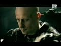 manchmal denk ich zu lang ist es her,
als wir noch eins waren
du mochtest es sehr, wenn ich dich w�rmte
dir das lieben lehrte, dir freuden gab
und dich verehrte.

du kanntest es nicht, mein zweites ich
meine schwarze seele, mein zweites gesicht
ich wehrte mich, doch es blieb in mir wach
zu schwach f�r den tag und zu stark f�r die nacht.

schlage ich die augen zu, seh ich dich vor mir
so ist es wie am ersten tag - ich sehne mich nach dir.

schlage ich die augen zu, was ist mit uns geschehen
ich wei� wir k�nnen uns nicht mehr vergeben
ich wei� wir k�nnen uns nicht mehr vergeben

g�hnende leere und g�hnendes licht
wie ein blitzstrahl triffst du auf mein altes gesicht,
dass geschichten erz�hlt die in ihren b�chern stehn,
die keiner versteht, die niemals vergehn.

ich kann uns nicht helfen -- mein zweites ich
zerst�rte die tr�ume und zerst�rte dich
ich wehrte mich doch es blieb in mir wach
zu schwach f�r den tag und zu stark f�r die nacht

schlage ich die augen zu, seh ich dich vor mir
so ist es wie am ersten tag - ich sehne mich nach dir.

schlage ich die augen zu, was ist mit uns geschehen
ich wei� wir k�nnen uns nicht mehr vergeben
ich wei� wir k�nnen uns nicht mehr vergeben

das allein sein qu�lt mich,
verdammt sei die zeit,
verdammt mein gewissen - zu sp�t bereut.
ein leeres flussbett bringt nur den tod
ich brauche den regen in meiner not
wei� ich jetzt wenn man gibt,
nicht nur nimmt was man braucht
doch deine seele in liebe getaucht
doch ich wehrte mich nicht und es blieb in mir wach
zu schwach f�r den tag und zu stark f�r die nacht

schlage ich die augen zu, seh ich dich vor mir
so ist es wie am ersten tag - ich sehne mich nach dir.

schlage ich die augen zu, was ist mit uns geschehen
ich wei� wir k�nnen uns nicht mehr vergeben.
ich wei� wir k�nnen uns nicht mehr vergeben

und ich wei� eines tages werden wir uns vergeben ;)!
