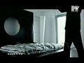 manchmal denk ich zu lang ist es her,
als wir noch eins waren
du mochtest es sehr, wenn ich dich w�rmte
dir das lieben lehrte, dir freuden gab
und dich verehrte.

du kanntest es nicht, mein zweites ich
meine schwarze seele, mein zweites gesicht
ich wehrte mich, doch es blieb in mir wach
zu schwach f�r den tag und zu stark f�r die nacht.

schlage ich die augen zu, seh ich dich vor mir
so ist es wie am ersten tag - ich sehne mich nach dir.

schlage ich die augen zu, was ist mit uns geschehen
ich wei� wir k�nnen uns nicht mehr vergeben
ich wei� wir k�nnen uns nicht mehr vergeben

g�hnende leere und g�hnendes licht
wie ein blitzstrahl triffst du auf mein altes gesicht,
dass geschichten erz�hlt die in ihren b�chern stehn,
die keiner versteht, die niemals vergehn.

ich kann uns nicht helfen -- mein zweites ich
zerst�rte die tr�ume und zerst�rte dich
ich wehrte mich doch es blieb in mir wach
zu schwach f�r den tag und zu stark f�r die nacht

schlage ich die augen zu, seh ich dich vor mir
so ist es wie am ersten tag - ich sehne mich nach dir.

schlage ich die augen zu, was ist mit uns geschehen
ich wei� wir k�nnen uns nicht mehr vergeben
ich wei� wir k�nnen uns nicht mehr vergeben

das allein sein qu�lt mich,
verdammt sei die zeit,
verdammt mein gewissen - zu sp�t bereut.
ein leeres flussbett bringt nur den tod
ich brauche den regen in meiner not
wei� ich jetzt wenn man gibt,
nicht nur nimmt was man braucht
doch deine seele in liebe getaucht
doch ich wehrte mich nicht und es blieb in mir wach
zu schwach f�r den tag und zu stark f�r die nacht

schlage ich die augen zu, seh ich dich vor mir
so ist es wie am ersten tag - ich sehne mich nach dir.

schlage ich die augen zu, was ist mit uns geschehen
ich wei� wir k�nnen uns nicht mehr vergeben.
ich wei� wir k�nnen uns nicht mehr vergeben

und ich wei� eines tages werden wir uns vergeben ;)!