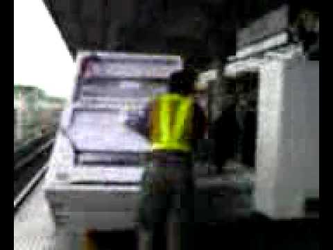 JR田端駅にsuica対応自動販売機搬入（搬入・設置動画） (200801221259.3gp)