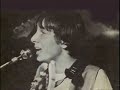 pour toi (ronnie bird, mickey baker)

tu sais souvent je veux mourir.
je ne veux pas voir l'avenir,
que j'ai � jamais compromis.

je sais trop bien que j'ai flamb�.
je ne peux plus rien t'apporter,
que mon amour et mon ennui,
oui mon ennui.

mais pour toi,
qui reste l�, pr�s de moi...
mais pour toi,
qui ne dit rien,
qui ne fait rien...
oui pour toi, je resterai.

il faut reprendre le dessus.
car sans l'espoir tout est fichu.
rien n'est jamais vraiment fini.

mais avec toi je veux rester,
car toi seule peux me sauver.
ensemble nous allons gagner.
ensemble nous allons gagner.
ensemble nous allons gagner.

ensemble nous pouvons gagner
_____________________________________

http://ronniebird.toochattoo.com