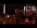 Baterista Brandon Gillies de Hillsong se lanza al público en concierto