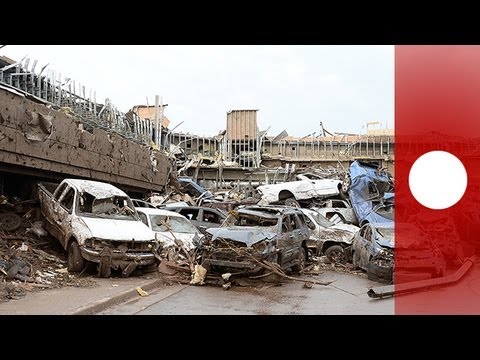 Plus - Une puissante tornade a fait au moins 51 morts dans le Sud des Etats-Unis.... Elle a ravagé la ville de Moore en banlieue d'Oklahoma City, détruisant des cen...