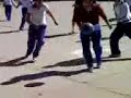 Niñas jugando futbol en la secundaria