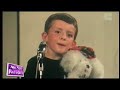 ca commence bien avec la voix de l'animateur et ensuite faites attention � l'accent li���geois des enfants ^^