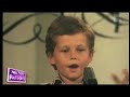 ca commence bien avec la voix de l'animateur et ensuite faites attention � l'accent li���geois des enfants ^^