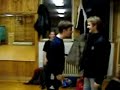 Razi pana mori - Un copil Isi Rupe maimuta in el