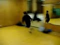 Razi pana mori - Un copil Isi Rupe maimuta in el