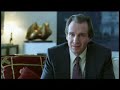 En la Alemania después de la Segunda Guerra Mundial, el joven adolescente Michael Berg (David Kross / Ralph Fiennes) conoce a Hanna ( Kate Winslet) una extraña mujer que le dobla la edad, y comienza un apasionado y secreto idilio entre ambos. Michael descubre que a Hanna le encanta que le lea y su relación física se hace más profunda. Hanna encuentra un inmenso placer en las lecturas que le hace Michael . Sin embargo, pese a la intensidad de su relación, Hanna desaparece un día misteriosamente dejando a Michael confuso y desconsolado. Ocho años más tarde, siendo estudiante de derecho, Michael asiste a los juicios por los crímenes nazis y se queda atónito al encontrarse de nuevo con Hanna esta vez, como acusada en un juicio. A medida que se va revelando el pasado de la mujer, Michael descubre un profundo secreto que tendrá un gran impacto en la vida de ambos.
