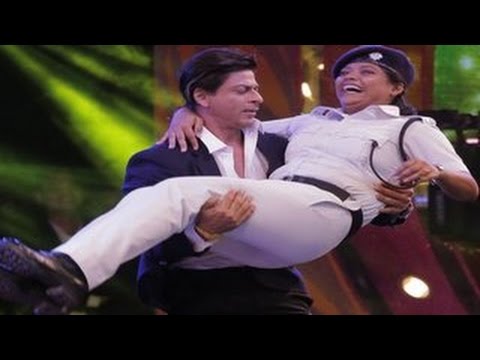 Shahrukh Khan lifts a lady Constable - SPARKS CONTROVERSY