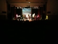 Mousikoi: Stavros pazarentsis , saleas , xatzikidis , giorgios natsios , Nanakos , romeo h alliws pantelhs , matzarhs piano !!