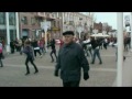 Flashmob de fãs dos Backstreet Boys na Ucrânia: http://www.youtube.com/watch?v=mtQTrldeQdI