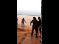 سقوط رجال الدفاع المدني أثناء محاولة إنقاذ محتجزين بواسطة (حبل)