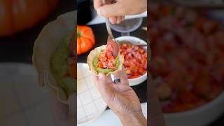 Coupelles de wrap et tartare de tomates