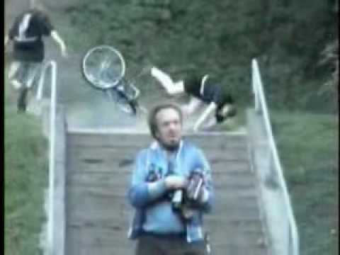 Junge stürzt mit dem Fahrrad die Treppen runter