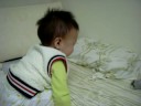 為了要摸toes(腳趾)床太軟跌倒^^