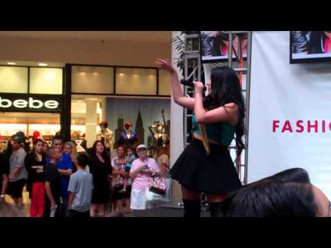livefashionweek - Jaylyn Ducati Live Fashion Week.