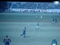 Giggs acerta um belo chute do meio da rua. Gola�o!