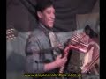 Alejandro Brittes, el gran acordeonista argentino, actuando junto a su conjunto de chamamé en la peña 