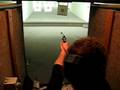 Jacco schiet met de .44 Magnum revolver op SV Raak de Roos