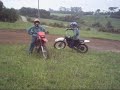 andando na pista