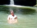 Leuo pulando pelado na cachoera