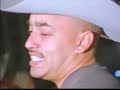 Baraja de Oro Voy a jugarme un Amor Con una baraja de oro Que si lo gano ya estuvo Y si lo pierdo ni modo Porque yo soy de los hombres Que cuando pierdo no lloro. Las mujeres son barajas Que hay que saber barajar Pa saber cual es la tuya Di la que vas a apostar No ya despues de perdido Quieras volver a jugar. Y si juegas sin malicia Porque no les tienes miedo Esperando a sota de oros Se aparece un caballero Dispense mi buen amigo Esque yo llegué primero. El que no lo quiera creer Que le ...
