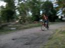 Facundo y el Cala saltando con las bisicletas