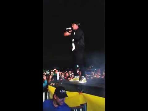 J Balvin Cantando Sola (Live) (2013) -