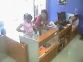 mujeres robando