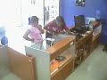 mujeres robando