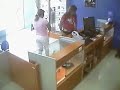 mujeres robando