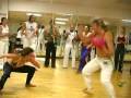 Capoeira A Capoeira é considerada jogo de movimentos, entre duas pessoas, com características de luta ou arte marcial , de origem folclórica afro-brasileira. Originou-se entre os escravos bantos, procedentes de Angola, na época do Brasil Colônia. A Capoeira é jogada ao som de intrumentos, tais como: berimbau - o mais importante pela originalidade e por dirigir o ritmo do jogo - atabaque, agogô, pandeiro e reco-reco. O jogo é acompanhado de cânticos que exercem função importante na ...