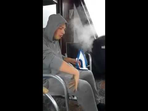 Dummer Junge mit Bügeleisen