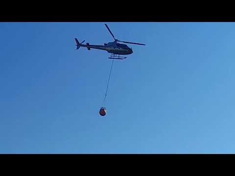 Elicottero antincendi in volo su Ortano, Elba