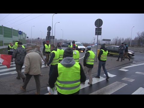 Click to View : Blokada ruchu na ulicy Strachocińskiej - Chcemy rozwiązania problemu - 9 marca 2016 roku