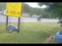 Ciclista super idiota y ciego se da en la madre