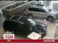 Видеоновость Нервный водитель джипа разнес вдребезги автосалон в Москве 