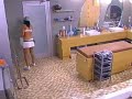 �lodie a envie de pipi et peut-�tre de d\