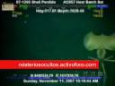 misteriosocultos.activoforo.com A dos kilómetros y medio de profundidad un sumergible a control remoto grabó por casualidad un animal con aspecto casi alienígena, un calamar Magnapinna un extraño tipo de cefalópodo. La grabación realizada el 11 de Noviembre del 2007 en el lecho marino del Golfo de Mexico por la compañía petrolífera Shell muestra el curioso animal nadando. El calamar mueve sus enormes aletas en un movimiento parecido al de las olas y se puede apreciar una de sus más extrañas características, sus tentáculos que parecen tener codos. La grabación de la petrolera no parece ser casual pues algunos biólogos marinos utilizan material de sus equipos de exploración submarina para conseguir imágenes de animales a grandes profundidades-