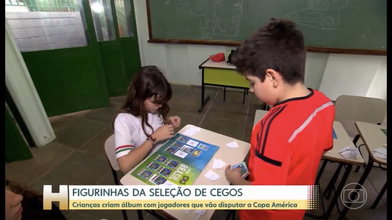 Escola elabora álbum de figurinhas com jogadores da seleção brasileira de futebol de cegos - Matéria