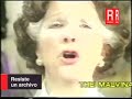 uno de los momentos cumbre de la marat�n las 24 horas de las mavinas ocurri� cuando cerca de 500 personas dentro del estudio mayor de atc, entonaron el himno nacional. norma aleandro, thelma biral, libertad lamarque, mirtha legrand, julio de grazia, ana mar�a campoy, amelia bence, marcela l�pez rey, juan vitali, cristina del valle y elvira romei, son algunos de los que aparecen en este segmento. mientras sonaban los acordes de blas parera y la multitud entonaba las estrofas de l�pez y planes, un videograph pasaba por la parte inferior de la pantalla, escrito alternativamente en castellano e ingl�s con algunas traducciones un poco dudosas, al igual que oraciones que podr�an calificarse, al menos, de ir�nicas, dado el momento que viv�a el pa�s. por ejemplo, la que versa 