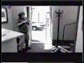 Golpazo en la puerta de vidrio - Broma pesada