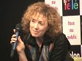 mireille dumas au salon de la tv.