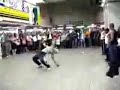 Si los niños son como los perros. O los llevas con correas o al final acabarán metiéndose en un lío...