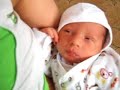 Dennis la 3 saptamani un clip in care bebelusul are o pozitie de om mare matolit..