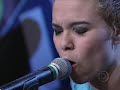 Cantora e compositora Maria Gadú, de apenas 22 anos, canta a música Shimbalaiê no Altas Horas. Ela é uma das maiores revelações da MPB atualmente!