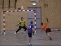 De heren van Gemini speelden afgelopen zaterdag tegen Wings. Vorig seizoen werd twee keer verloren van deze ervaren ploeg die dit seizoen minder sterk draait als voorgaande jaren. Wings speelde het spelletje slim en wist de angel uit de Zoetermeerse aanval te halen. Voor hun doen scoorden Lennard Eussen en Pim Vogels niet vaak en neem daar de afwezigheid van Patrick Opdam en Freddie Krullaars bij om te verklaren waarom het bij rust pas 9-9 stond. Beide ploegen konden het net moeilijk vinden, mede door goed keeperswerk aan beide kanten. Nadat het halverwege de eerste helft pas 5-5 stond, bleef het ook het tweede deel van die eerste helft een gelijkopgaande strijd. Opmerkelijk was de treffer vanuit de hoek van Lennard Eussen waardoor het 8-7 werd. Schoten van Wings uit de tweede lijn brachten de bezoekers weer op voorsprong, 8-9. Marco Opdam ging twee minuten voor het rustsignaal goed door en bracht zo de 9-9 ruststand op het scorebord. Gemini was al tegen diverse tijdstraffen aangelopen en had geluk dat Arno Vogels al niet in de eerste helft met zijn derde keer twee minuten naar de tribune kon verdwijnen.Dat gebeurde alsnog na vijf minuten in de tweede helft. Wings had de stand op 9-11 gebracht en bij een verdedigende actie was de pechvogel net te laat. Het leverde hem zijn derde tijdstraf op en daarmee een rode kaart. Ondertussen was Alex van Oosterzee ingebracht en hij wist namens de thuisploeg de eerste treffer in de tweede helft aan te tekenen, 10-11. Wings bleef echter ook scoren en zo werd het via Wesley Wiegerinck 11-12 en wederom Alex van Oosterzee met een bekeken bal 12-13. Marco Opdam bracht beide ploegen weer op gelijke hoogte, 13-13. Halverwege de tweede helft stond het 15-15 dankzij treffers van Alex van Oosterzee en Wesley Wiegerinck. Daarna stokte de productie van de Zoetermeerse heren. Het spelen ging te ongeduldig en gehaast waardoor kleine foutjes werden gemaakt. Wings ging beter om met de hun geboden kansen en zo werd het 15-18. Nog een keer gaf Gemini gas en via trefers van Alex van Oosterzee, Marco Opdam (twee keer) en Peter Thijssen werd het weer gelijk, 19-19. Daarna was het weer de beurt aan Wings om twee keer doel te treffen en met nog anderhalve minuut te gaan was het 19-21 en werd het heel spannend. Met nog 45 seconden te gaan mocht Alex van Oosterzee een strafworp nemen, maar deze keer faalde hij vanaf 7 meter. Marco Opdam trof nog geen halve minuut later wel doel waardoor het 20-21 werd. Daarbij bleef het, beide ploegen kwamen niet meer tot scoren en zo liep de thuisploeg tegen de tweede nederlaag van het seizoen aan.